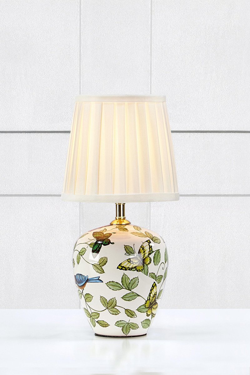 Mansion 33cm Flerfarget bordlampe Fra Markslöjd - Denne sjarmerende bordlampen med sin håndmalte sokkel prydet med blomster og sommerfugler gir et romantisk og klassisk preg til hjemmet ditt.