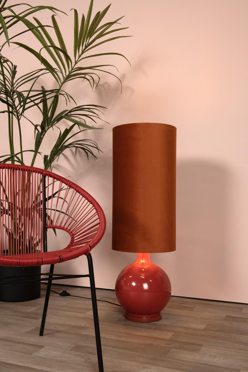 Esterad Oransje gulvlampe Fra Lucide - Denne runde gulvlampen med en sfærisk base vil umiddelbart få deg til å smile.
