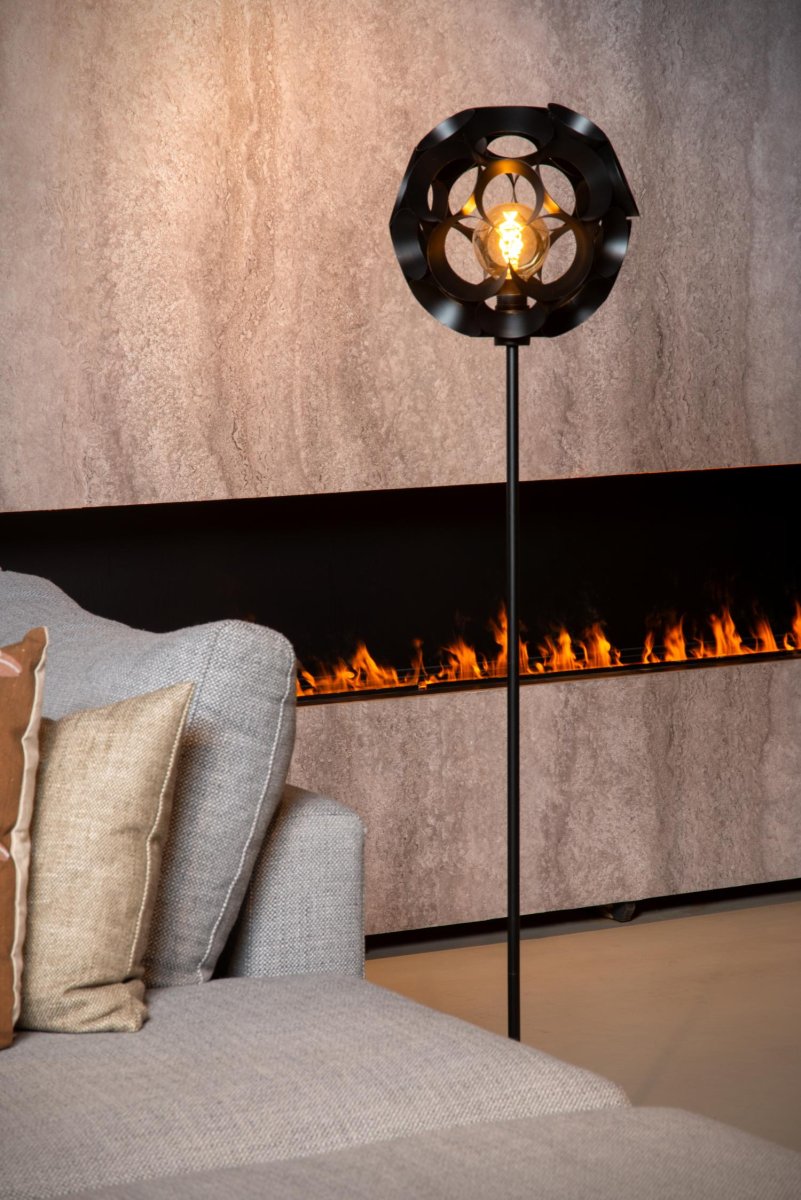 Hannelore Svart gulvlampe Fra Lucide - Med sitt unike design og materialvalg passer Hannelore like godt i moderne som i vintage-inspirert interiør.