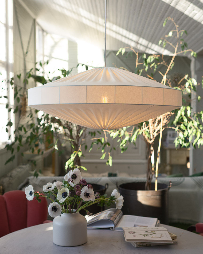 Alba Skjerm Ekskl. Oppheng Ø78 Hvit Taklampe Fra Alde & Lind - Alba er en myk og dekorativ lampeskjerm med metallramme og hvitt tekstil i elastisk jersey.