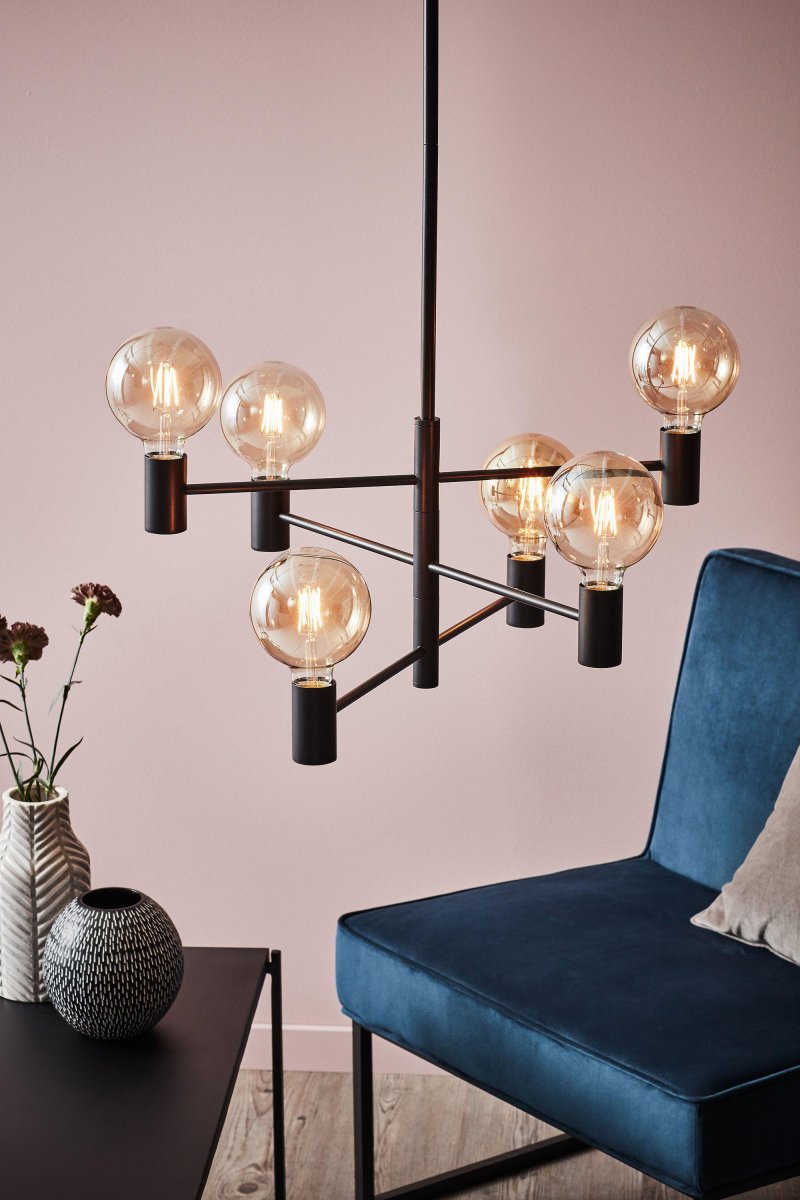 Capital Ø62 Svart Taklampe Fra Markslöjd - De seks armene i ulike niv&aring;er av matt sort metall gir et stilig og tidl&oslash;st uttrykk som passer perfekt i b&aring;de stue og spisestue.