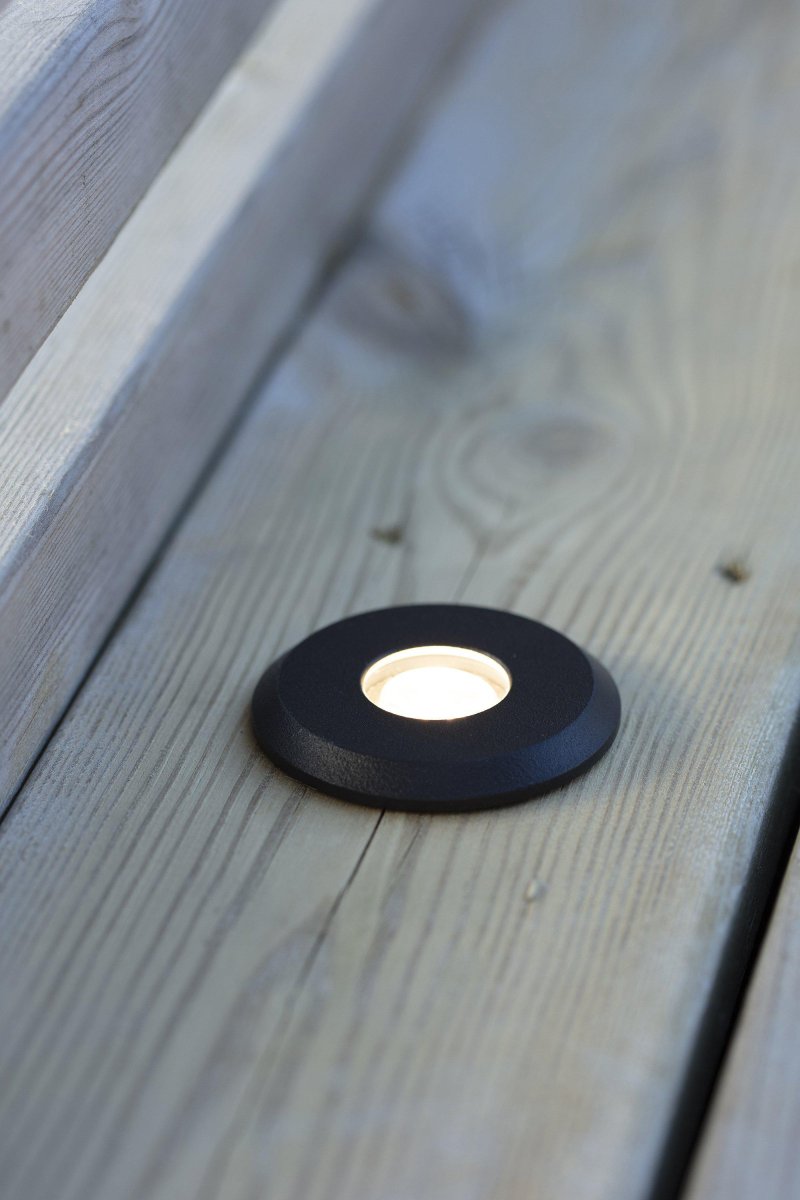 Terrasse-Spotlight 0,8W Svart Garden 24 Fra Markslöjd - Garden 24 er IP44-klassifisert og tilpasset hage- og utend&oslash;rsbelysning som du enkelt kan installere.