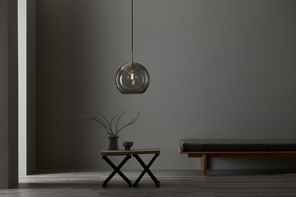 Gloria Ø32 Røkt/messing Taklampe Fra Belid - Takket v&aelig;re den vakre lysstr&oslash;mmen blir Gloria et blikkfang i rommet, perfekt plassert over spisebordet, i stuen eller som en luksuri&oslash;s detalj i gangen.