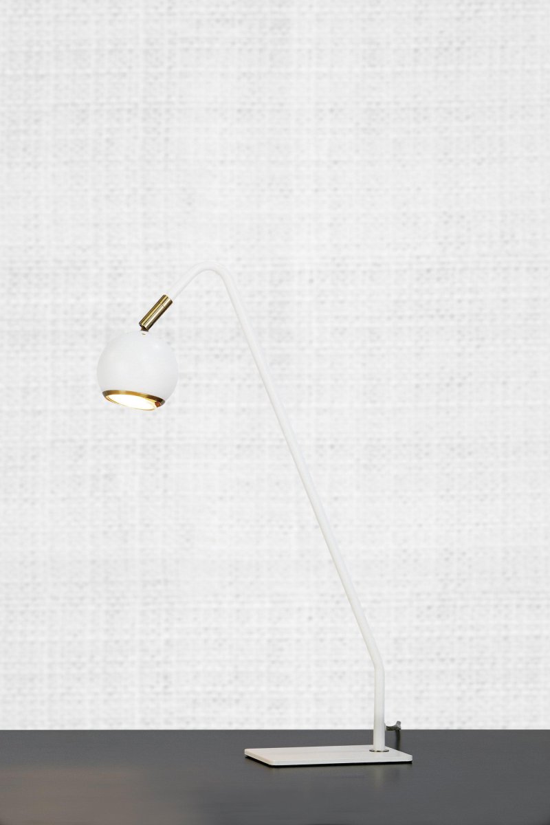 Coco 48cm Hvit skrivebordslampe Fra Markslöjd - Lampens vinklede arm og runde lampeskjerm gir både et rettet lys og et stilig utseende, perfekt for arbeidsplasser eller skoler.