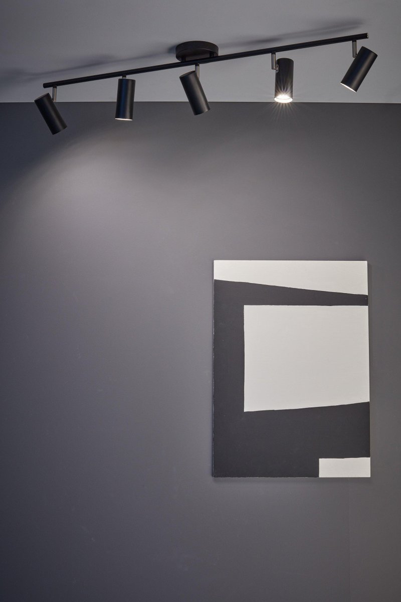 Barcelona 5 Svart spotlight Fra Markslöjd - Hvert lyskaster er retningsbestemt så&aring; at du kan velge hva du vil lyse opp i hjemmet ditt.