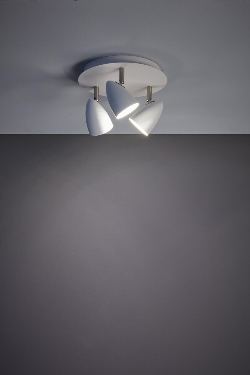 Ciro 3 Hvit spotlight Fra Markslöjd - Den hvite finishen og enkle, kjegleformede lampehoder gir et friskt og minimalistisk inntrykk, noe som gj&oslash;r den perfekt for kj&oslash;kken, gang eller arbeidsrom.