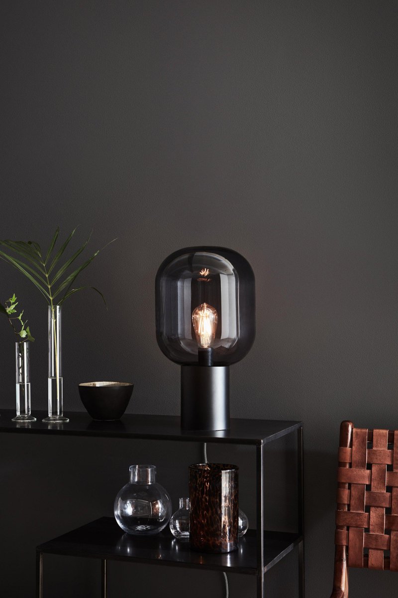 Brooklyn 44cm Svart/Røkt bordlampe Fra Markslöjd - Brooklyn er en moderne og iøynefallende bordlampe som fungerer som en stilig interiørdetalj i rommet.