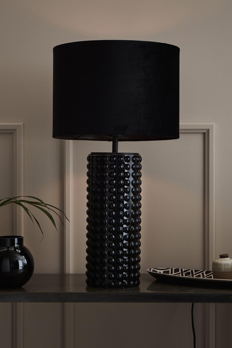 Proud 65cm Svart bordlampe Fra Markslöjd - Den praktfulle bordlampen Proud er et ekte møbel med sin høye, sprudlende glasssokkel og elegante tekstilskjerm.