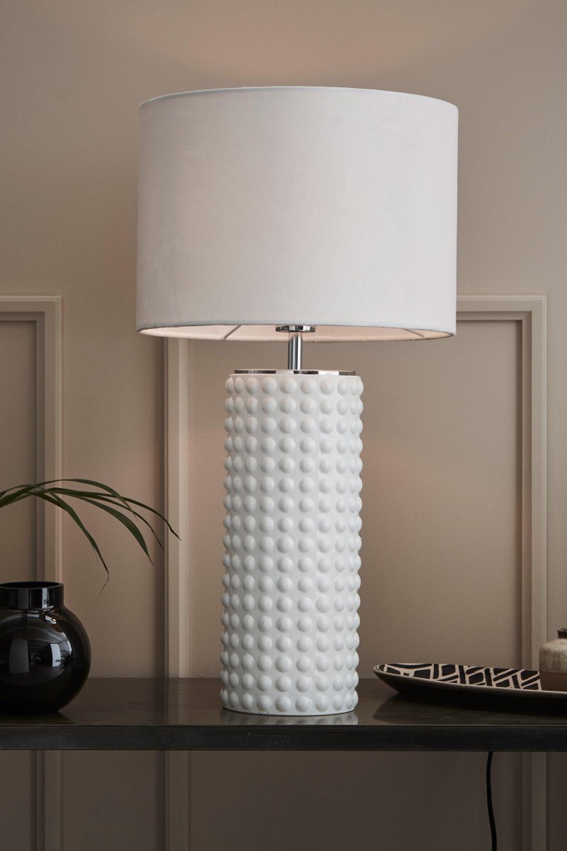 Proud 65cm Hvit bordlampe Fra Markslöjd - Den praktfulle bordlampen Proud er et ekte m&oslash;bel med sin h&oslash;ye, sprudlende glasssokkel og elegante tekstilskjerm.