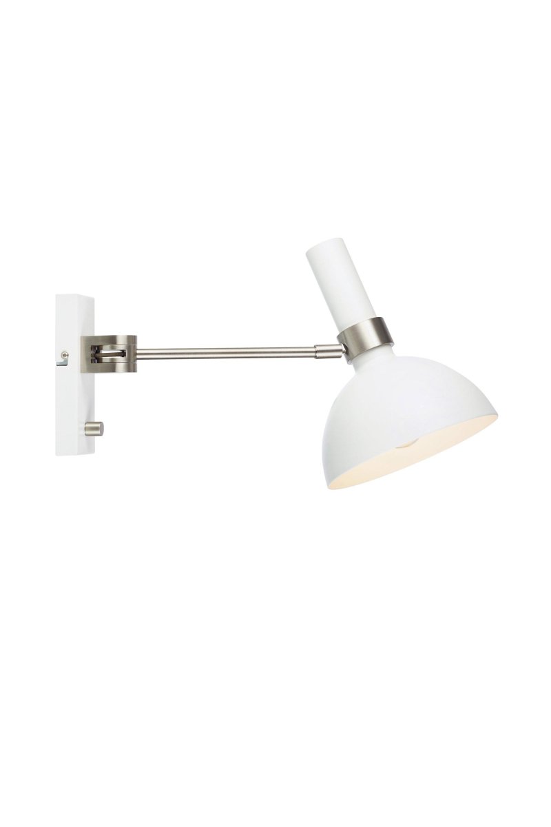 Larry 40cm Hvit vegglampe Fra Markslöjd - Vegglampen Larry i hvitt er den perfekte l&oslash;sningen for belysning ved sengen eller sofagruppen.