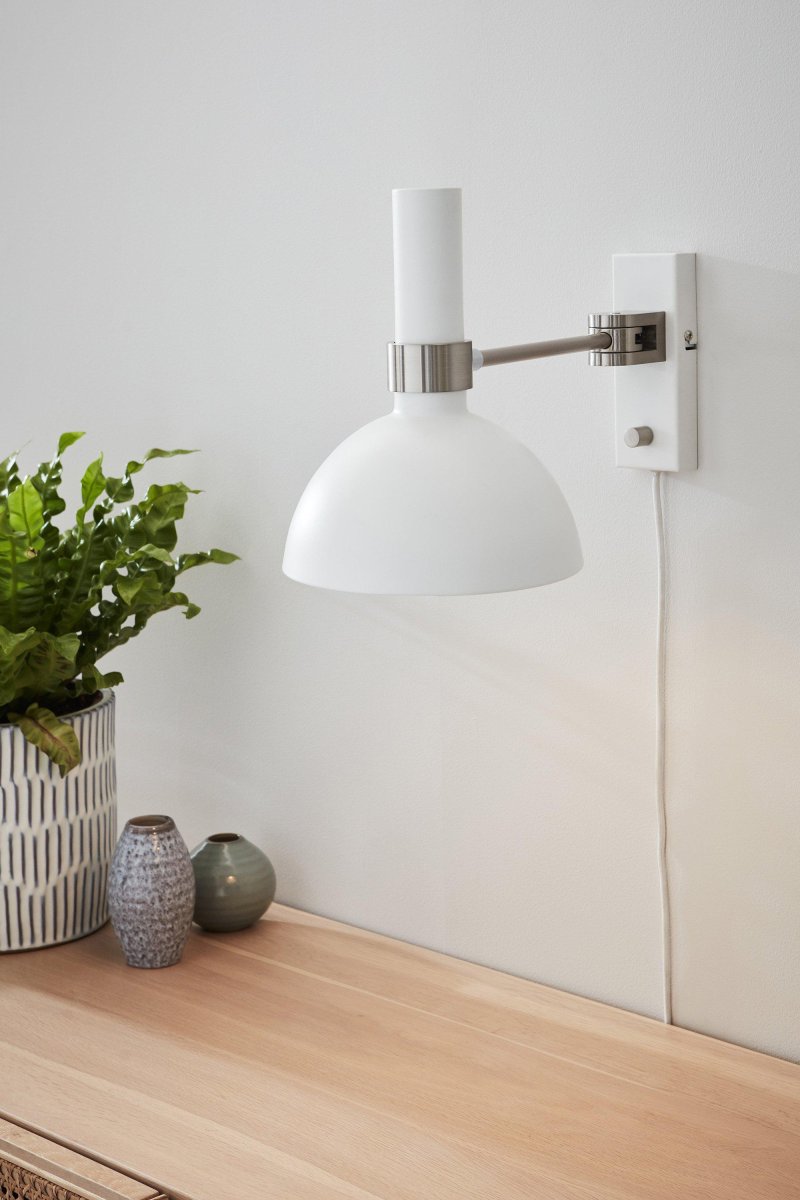 Larry 40cm Hvit vegglampe Fra Markslöjd - Vegglampen Larry i hvitt er den perfekte l&oslash;sningen for belysning ved sengen eller sofagruppen.