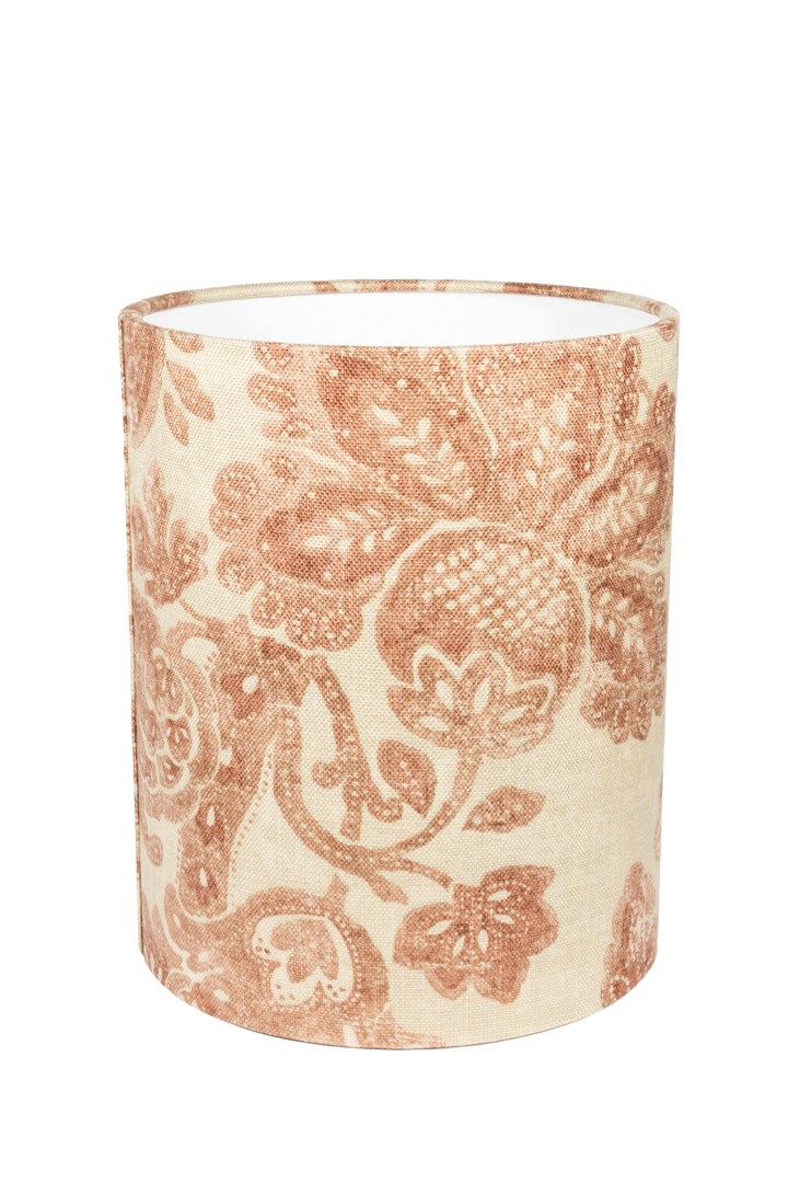 Lampshade Cylinder Sunshine Ø22 Mørk rød Fra Alde & Lind - Cylinder Sunshine er en håndsydd, sylinderformet lampeskjerm i en linblanding med et vakkert, dekorativt mønster.