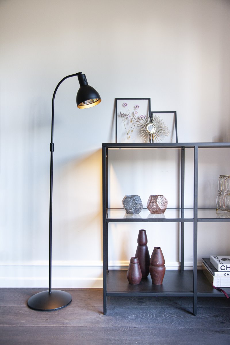 Angora Svart gulvlampe Fra Halo Design - Angora er en klassisk gulvlampe med et moderne design.