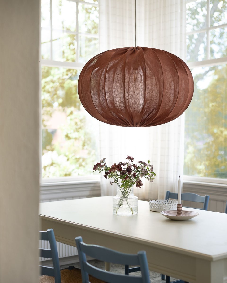 Moon Skjerm Ekskl. Oppheng Ø78 Rust Taklampe Fra Alde & Lind - Moon er en avrundet taklampeskjerm med metallramme og stoff i en varm rustfarge.