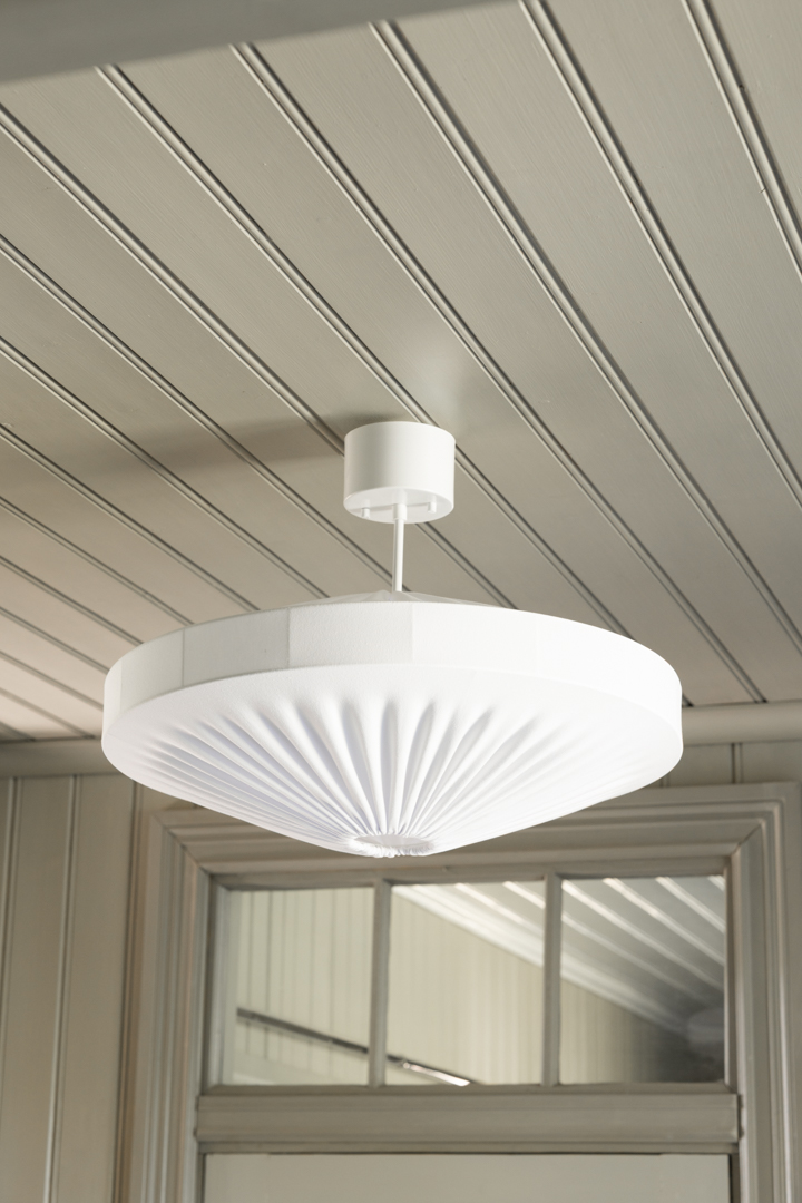 Alba Skjerm Ekskl. Oppheng Ø58 Hvit Taklampe Fra Alde & Lind - Alba er en myk og dekorativ lampeskjerm med metallramme og hvitt tekstil i elastisk jersey.