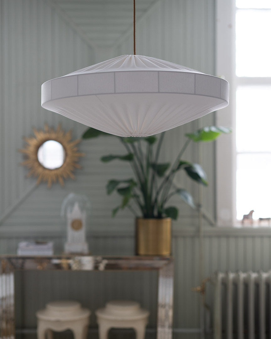 Alba Skjerm Ekskl. Oppheng Ø58 Hvit Taklampe Fra Alde & Lind - Alba er en myk og dekorativ lampeskjerm med metallramme og hvitt tekstil i elastisk jersey.