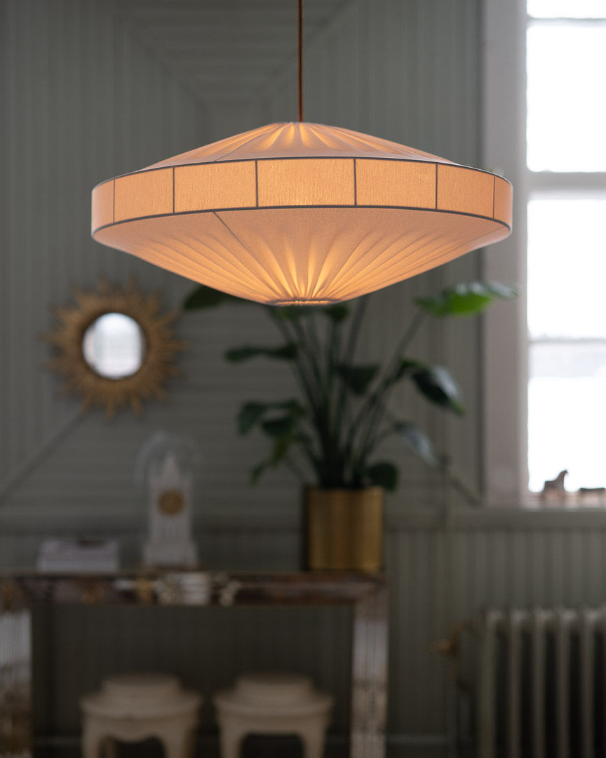 Alba Skjerm Ekskl. Oppheng Ø58 Hvit Taklampe Fra Alde & Lind - Alba er en myk og dekorativ lampeskjerm med metallramme og hvitt tekstil i elastisk jersey.