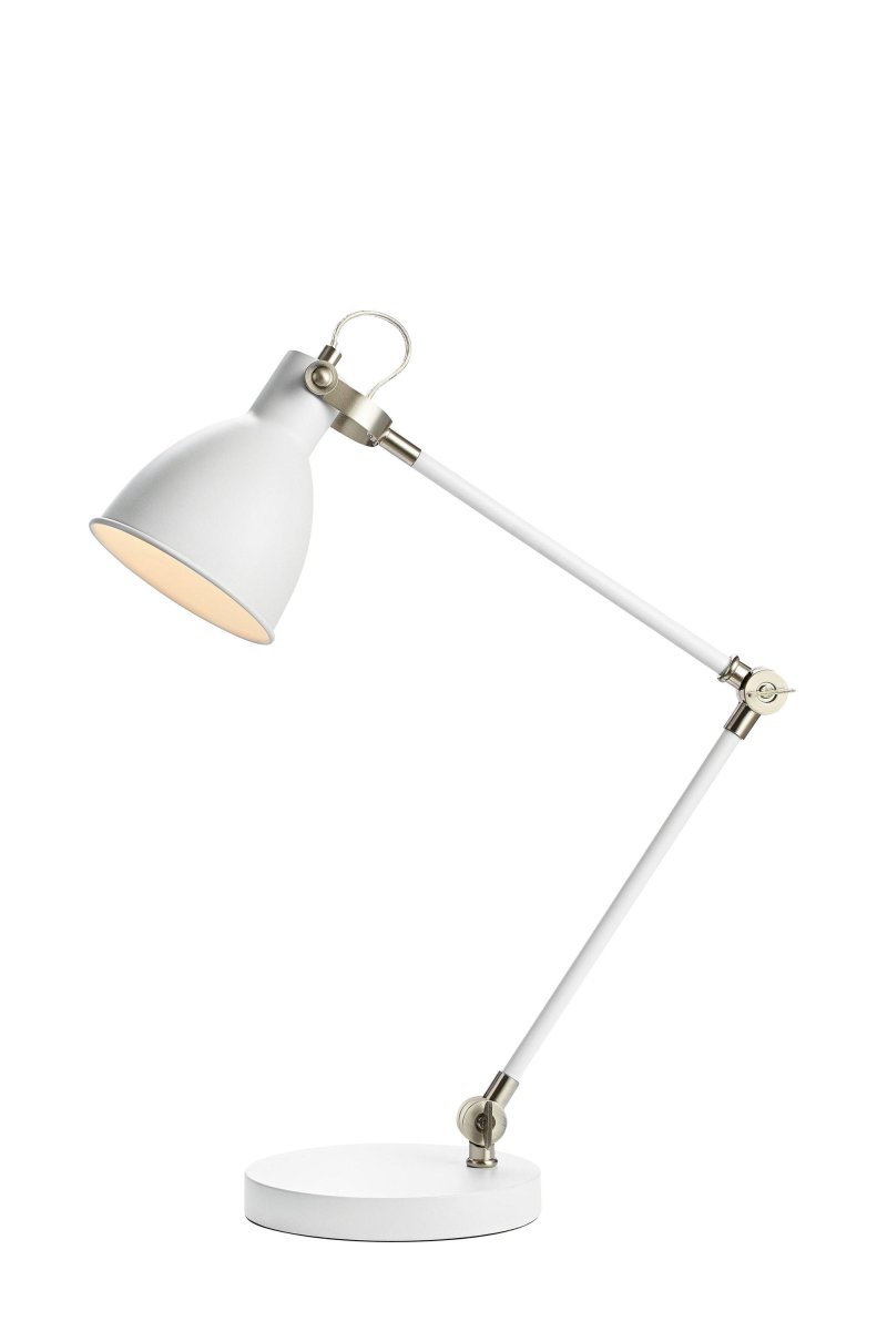 House 62cm Hvit skrivebordslampe Fra Markslöjd - Den er tilgjengelig i både sort og hvit, og gir deg muligheten til å velge den fargen som passer best til din innredning.