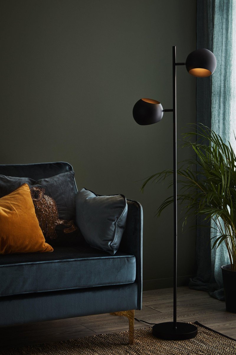 Edgar Svart gulvlampe Fra Markslöjd - Edgar gulvlampe er en stilig gulvlampe med to justerbare lampehoder og en matt metallfinish.