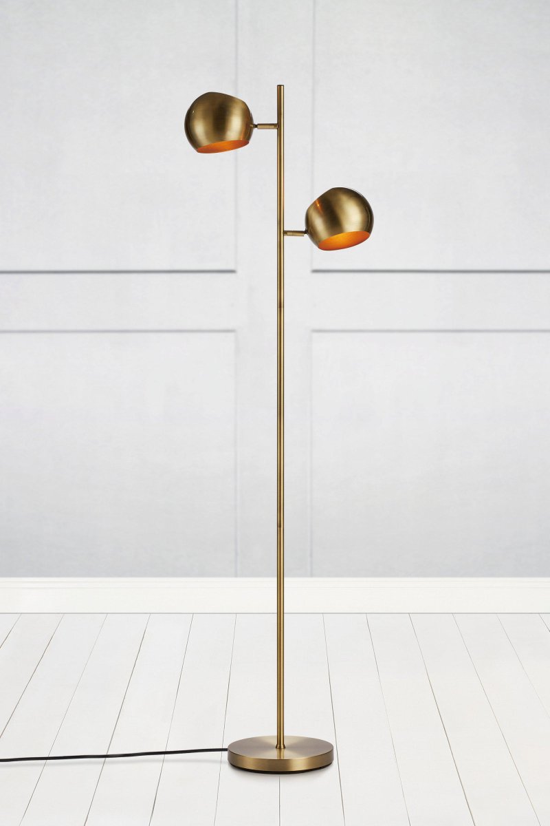 Edgar Antikk gulvlampe Fra Markslöjd - Edgar gulvlampe er en stilig gulvlampe med to justerbare lampehoder og en matt metallfinish.
