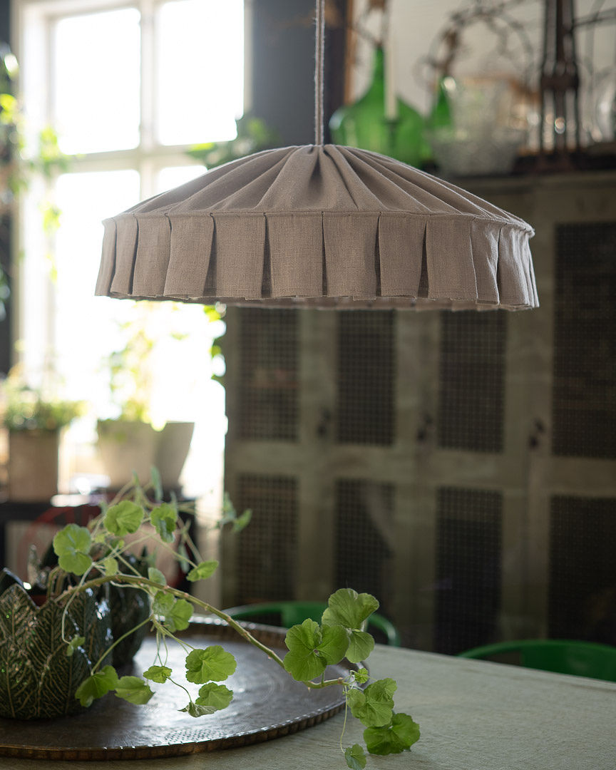 Vinga Skjerm Ekskl. Oppheng Ø58 Natur Taklampe Fra Alde & Lind - Vinga er en dekorativ taklampeskjerm i 100 % naturlig lin som gir rommet et mykt og koselig uttrykk.