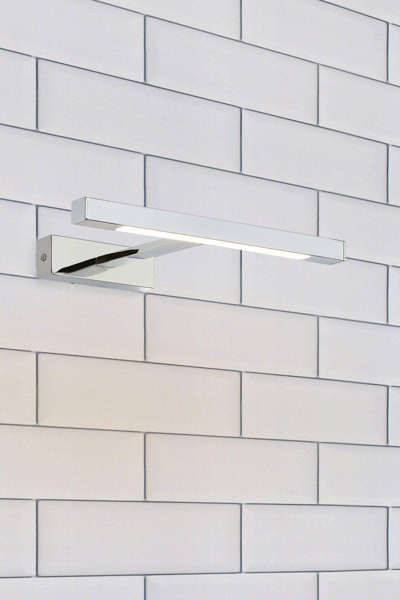 Neptunus 38cm Krom baderomslampe Fra Markslöjd - Denne elegante og moderne vegglampen er det perfekte valget for å belyse speil og bad med stil.