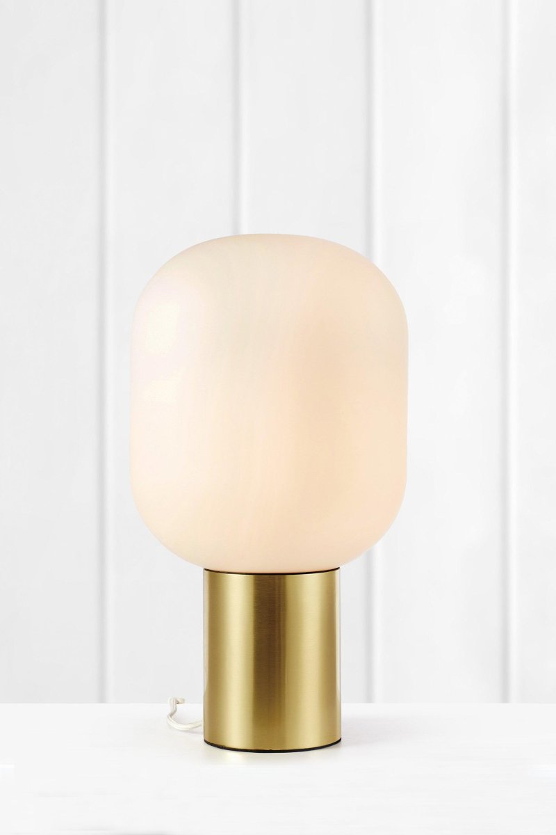 Brooklyn 44cm Børstet messing bordlampe Fra Markslöjd - Brooklyn er et moderne og moderne midtpunkt.