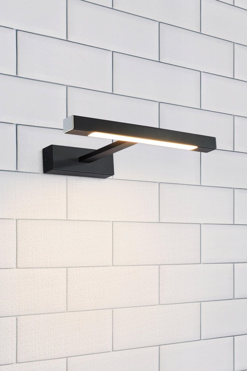 Neptunus 38cm Svart baderomslampe Fra Markslöjd - Denne elegante og moderne vegglampen er det perfekte valget for å belyse speil og bad med stil.