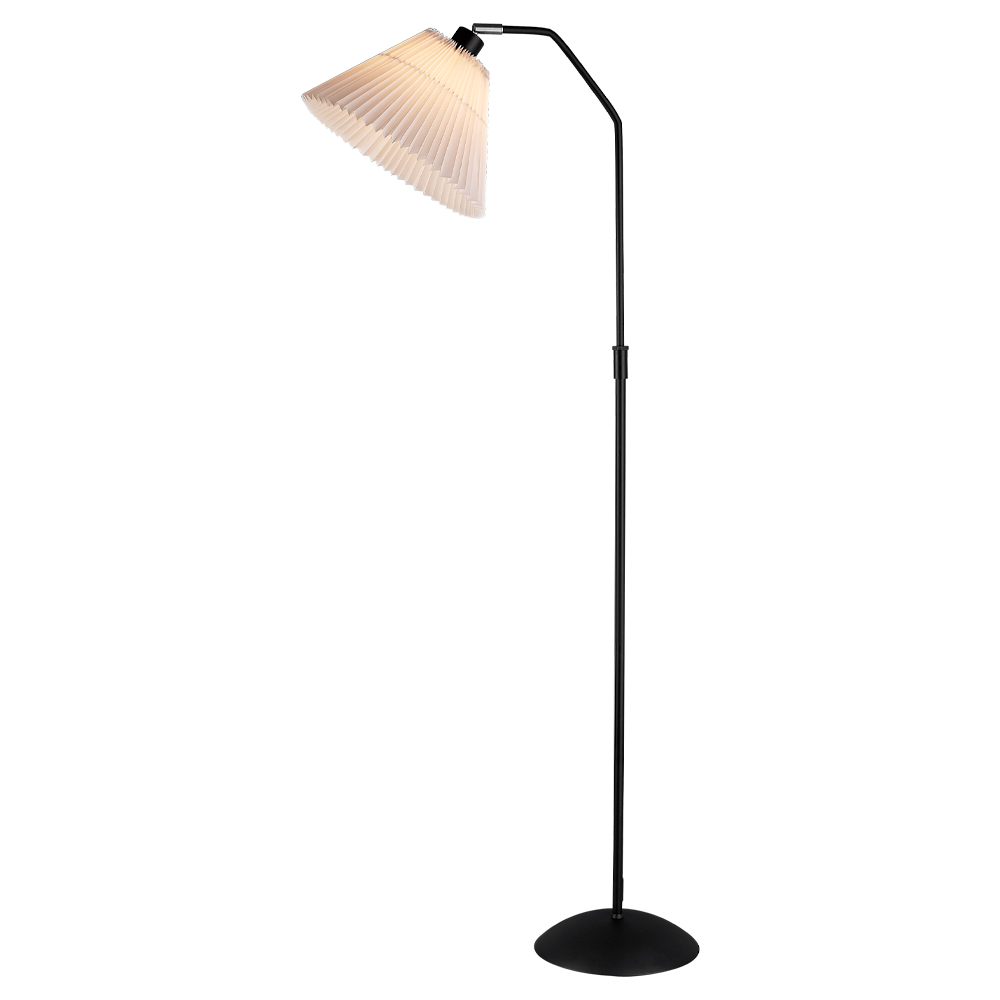 Berlin Svart gulvlampe Fra Halo Design - Det sorte metallet i kombinasjon med den plisserte skjermen gjør den til en stilig interiørdetalj i tillegg til god generell belysning.