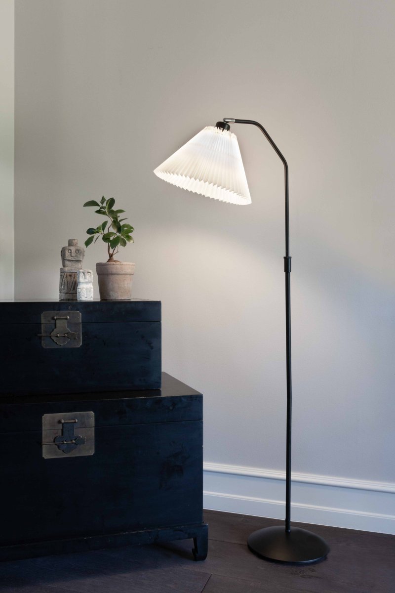 Berlin Svart gulvlampe Fra Halo Design - Det sorte metallet i kombinasjon med den plisserte skjermen gjør den til en stilig interiørdetalj i tillegg til god generell belysning.