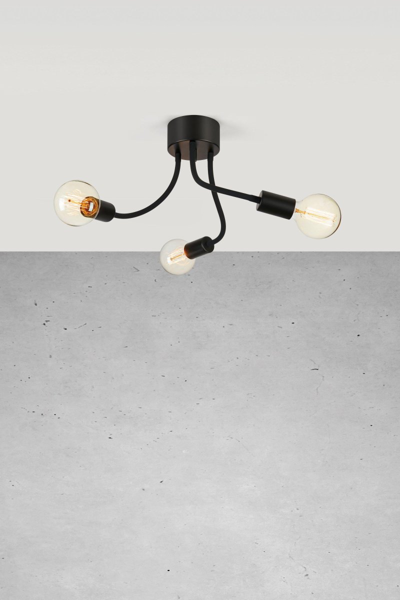 Medusa 44cm Svart plafond Fra Markslöjd - De sorte armene, som strekker seg fra en enkel base, skaper en leken og luftig følelse, mens de synlige pærene gir et varmt og innbydende lys.