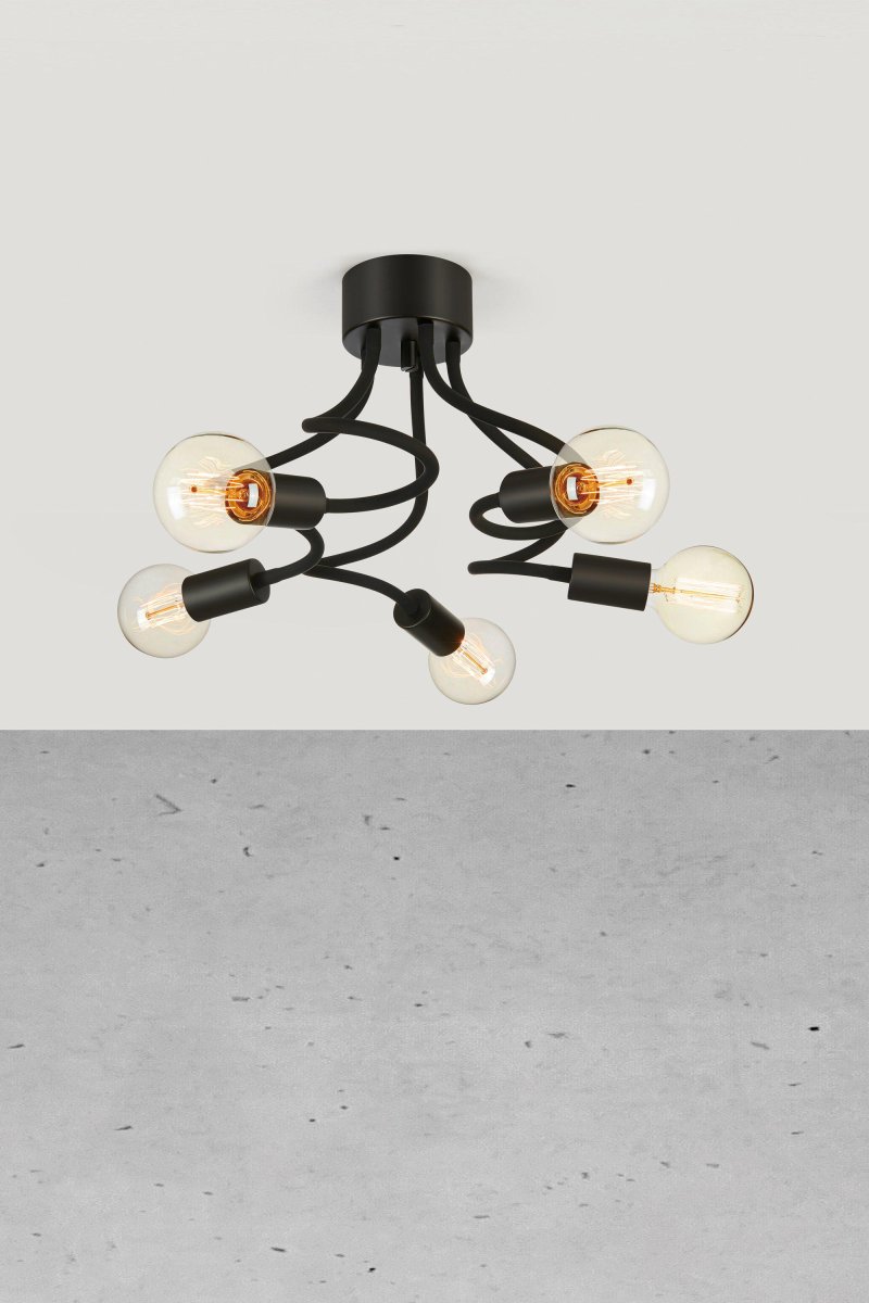 Medusa 70cm Svart plafond Fra Markslöjd - Lampens minimalistiske og trendy design gjør den til et utmerket komplement for moderne og industrielle interiører.
