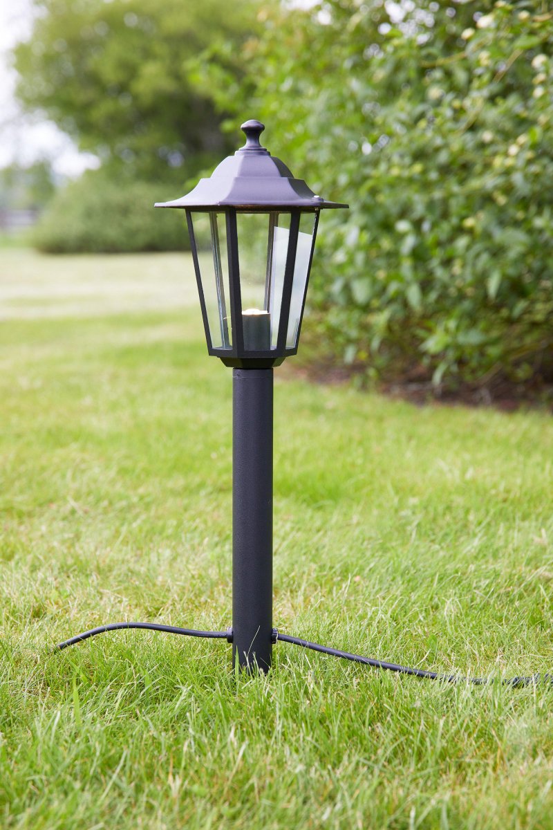 Pullertlampe 56cm Svart Garden 24 Fra Markslöjd - Garden 24 er IP44-klassifisert og tilpasset hage- og utend&oslash;rsbelysning som du enkelt kan installere.