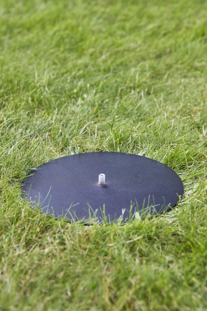 Bunnplate Svart Garden 24 Fra Markslöjd - Med denne platen kan du plassere pullerter p&aring; balkongen uten &aring; m&aring;tte skru dem fast i underlaget.