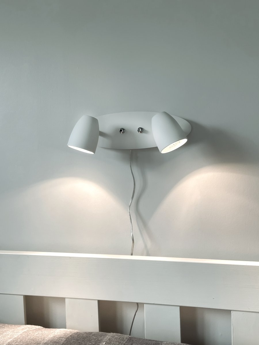 Sandnes Hvit leselampe Fra Aneta Lighting - Lampen er slått på; og av med en separat dimmer p&aring; lampen.