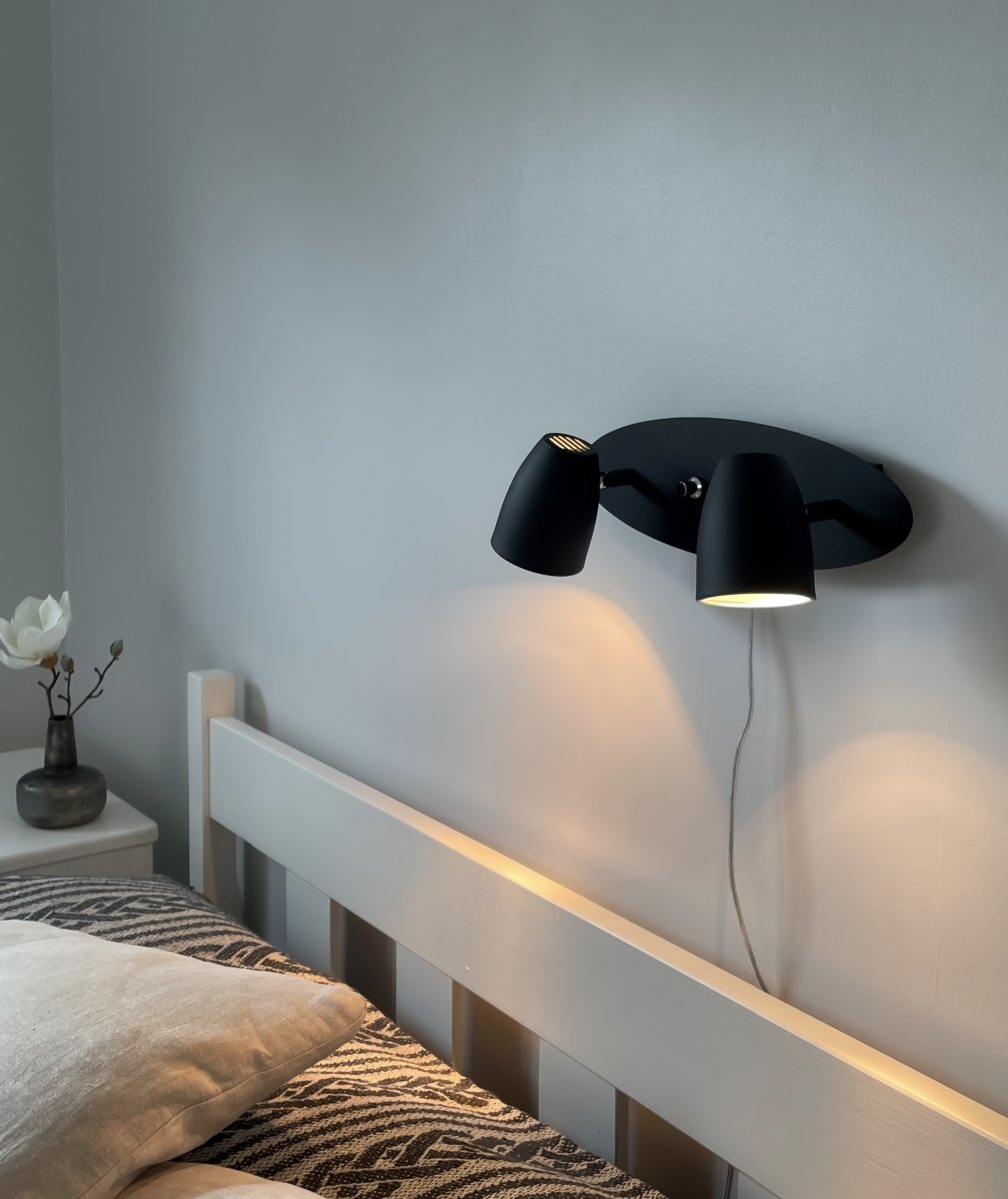 Sandnes Svart leselampe Fra Aneta Lighting - Lampen er sl&aring;tt p&aring;; og av med en separat dimmer p&aring; lampen.
