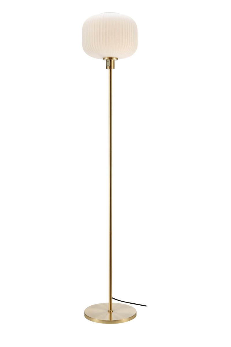 Sober Børstet messing gulvlampe Fra Markslöjd - Sober er en vakker gulvlampe som med sin enkle messingsokkel og hvite glassskjerm forgyller de mørke hjørnene i hjemmet ditt.