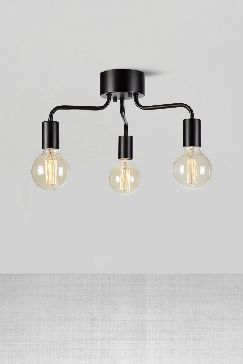Avery 38cm Svart plafond Fra Markslöjd - Lampen er et perfekt valg for de som leter etter en kombinasjon av funksjonalitet og moderne design.