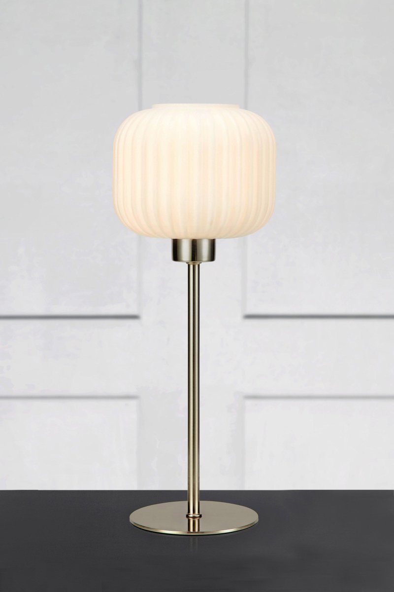 Sober 38cm Stål bordlampe Fra Markslöjd - Sober er en elegant bordlampe med en stilig glassskjerm og en stålsokkel.