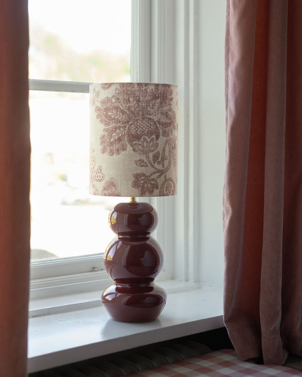 Lampshade Cylinder Sunshine Ø22 Mørk rød Fra Alde & Lind - Cylinder Sunshine er en håndsydd, sylinderformet lampeskjerm i en linblanding med et vakkert, dekorativt mønster.
