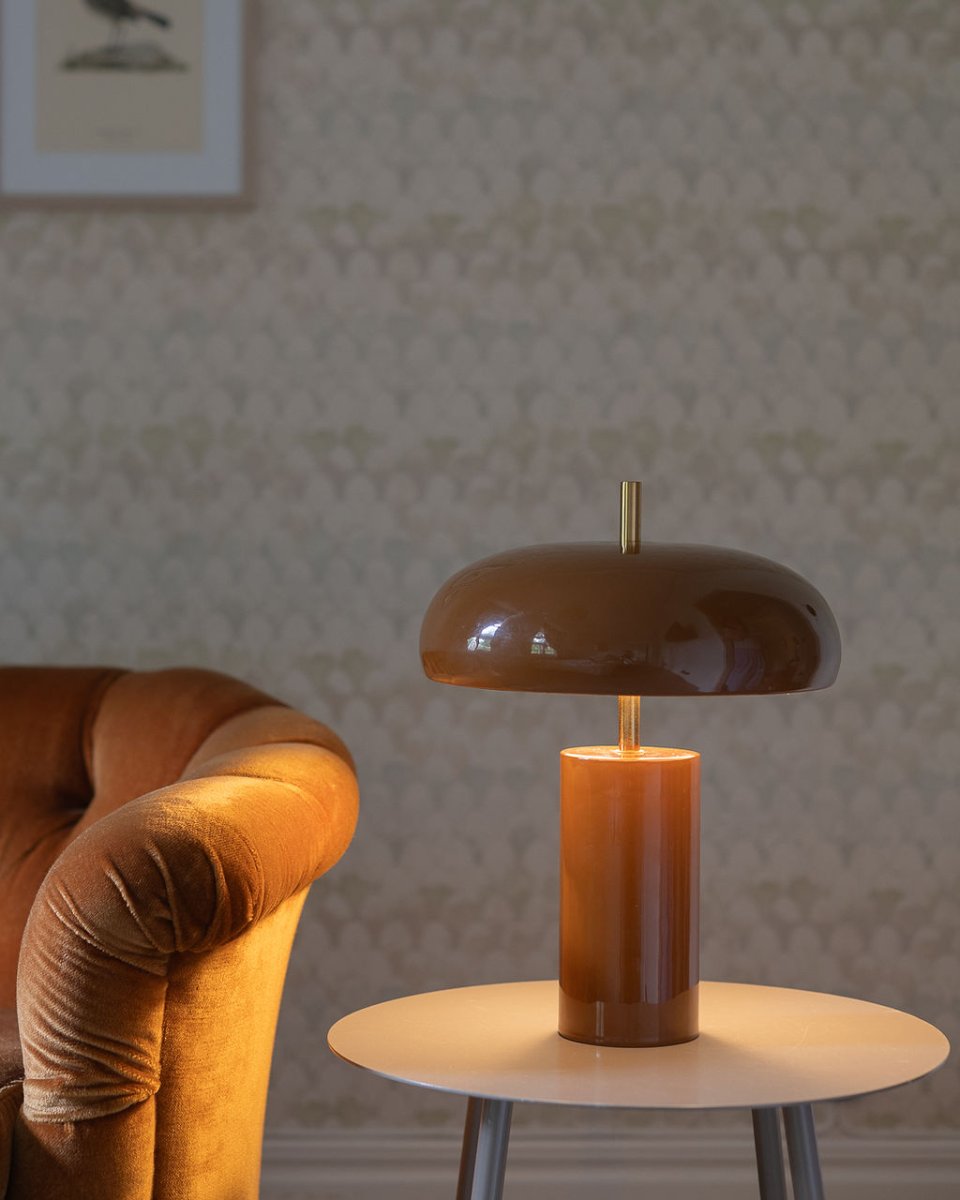 Lex 40cm Brun bordlampe Fra Alde & Lind - Lex er en moderne bordlampe i metall med en varm brun farge og en høyglanset, emaljelignende finish.