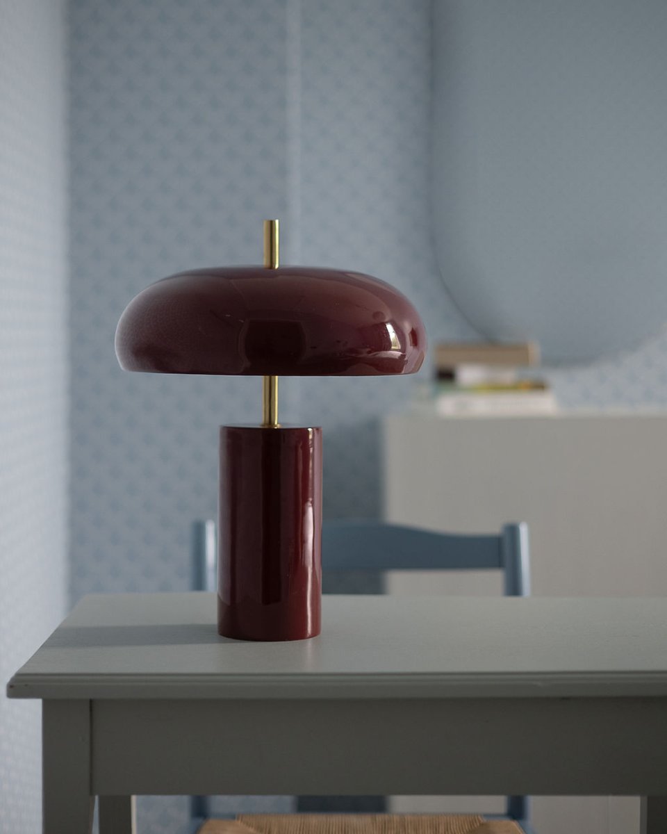 Lex 40cm Mørk rød bordlampe Fra Alde & Lind - Lex er en moderne bordlampe i metall med en dyp rød farge og en høyglanset, emaljelignende finish.