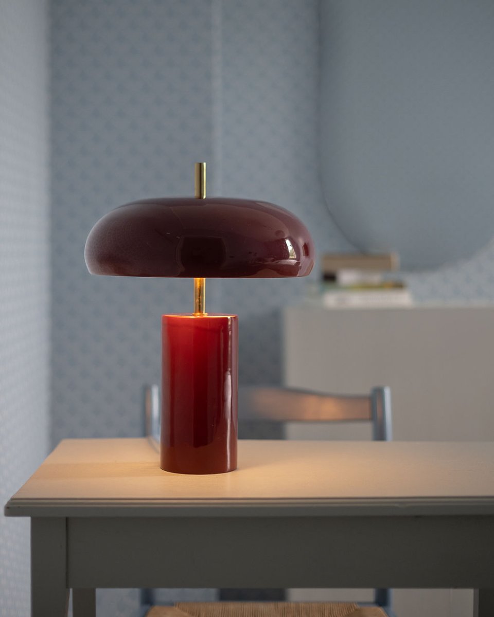 Lex 40cm Mørk rød bordlampe Fra Alde & Lind - Lex er en moderne bordlampe i metall med en dyp rød farge og en høyglanset, emaljelignende finish.