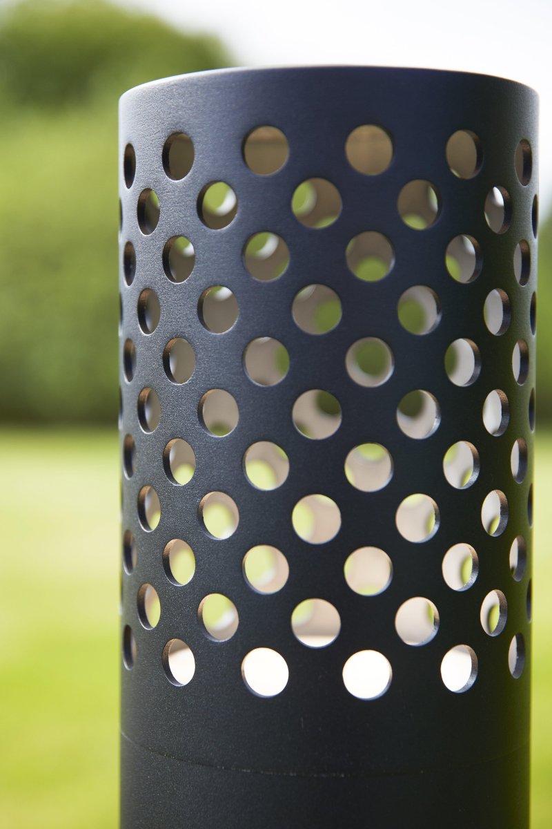 Pullertlampe 6W 96cm Svart Garden 24 Fra Markslöjd - En pent designet pullert som er perfekt for innkj&oslash;rsler eller gangarealer hvor du &oslash;nsker litt ekstra belysning.