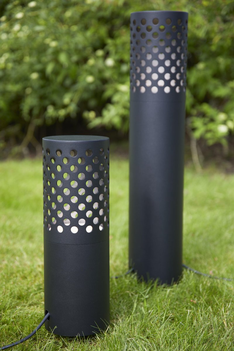 Pullertlampe 6W 68cm Svart Garden 24 Fra Markslöjd - En pent designet pullert som er perfekt for innkj&oslash;rsler eller gangarealer hvor du &oslash;nsker litt ekstra belysning.