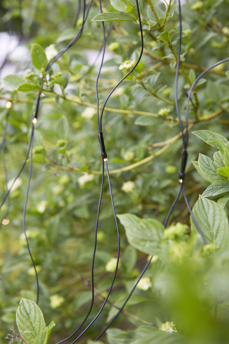 Lysnett 2x2m Svart Garden 24 Fra Markslöjd - Nettet m&aring;ler 2x2 meter og har totalt 160 varmhvite LED-lys, som skaper en koselig og innbydende atmosf&aelig;re.