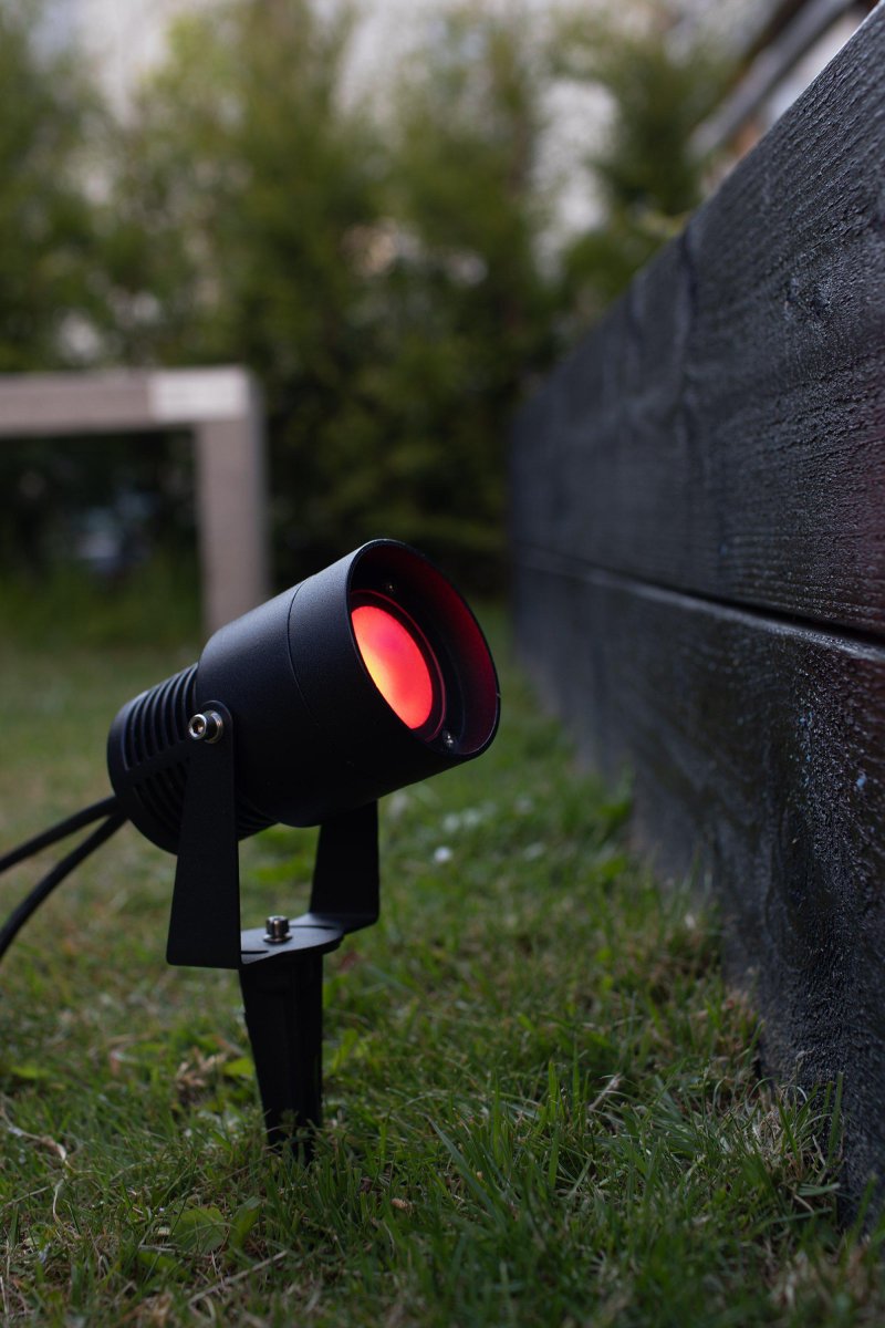 Spotlight RGB 6W Svart Garden 24 Fra Markslöjd - Med mulighet for å velge ulike farger, skaper det en fleksibel og stemningsfull belysning i tregården din.
