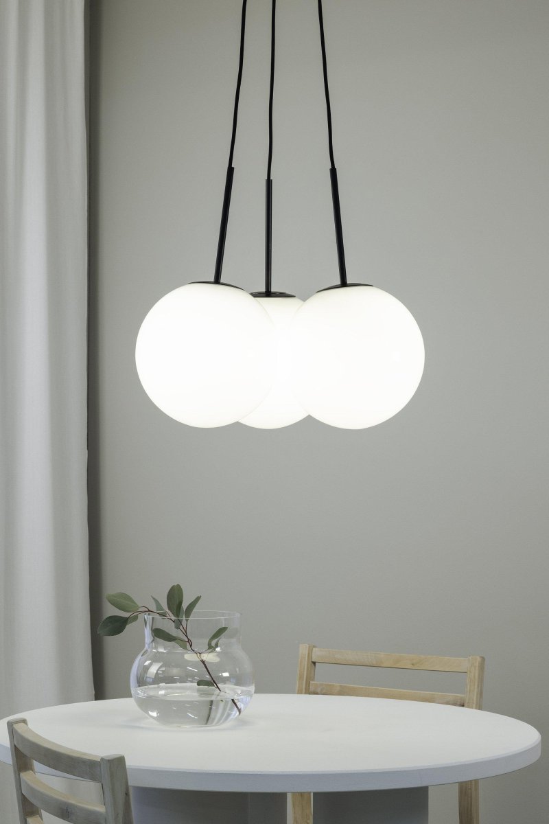 Dione Ø54 Hvit Taklampe Fra Markslöjd - Dione er tilgjengelig som en serie med bordlampe og gulvlampe, selv med brunfarget glass.