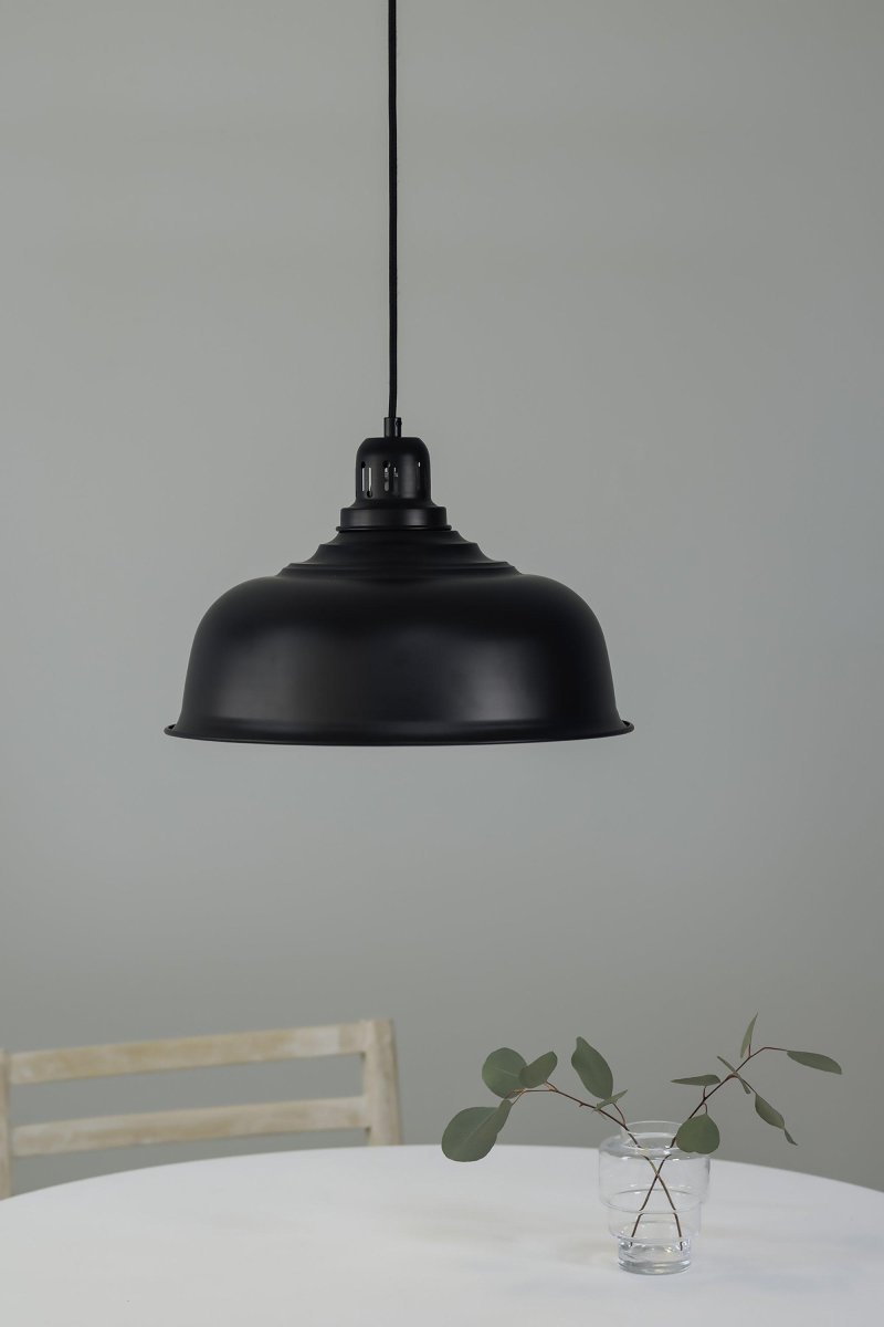 Port Ø37 Svart Taklampe Fra Markslöjd - Med en diameter p&aring; 38 cm og hvit innside sprer den et fint lys.