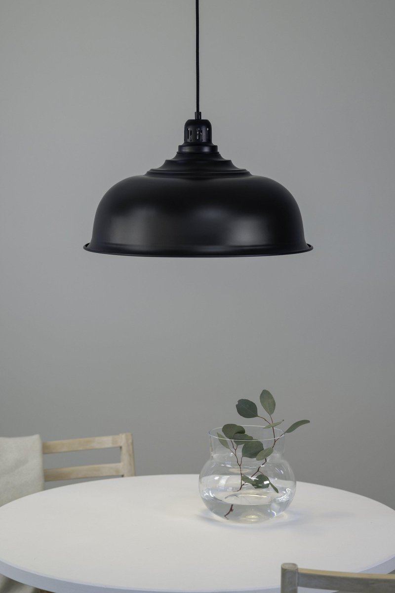 Port Ø50 Svart Taklampe Fra Markslöjd - Med en diameter p&aring; 50 cm og hvit innside sprer den et fint lys.
